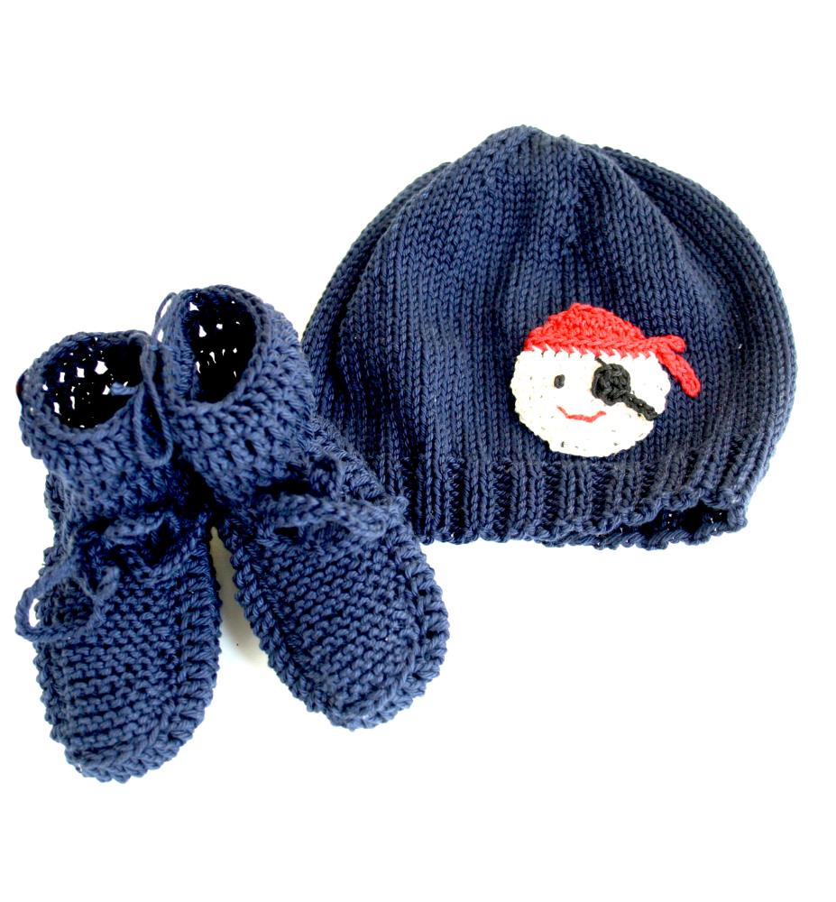 Handgestrickte Mütze und Schuhe mit Pirat, navy