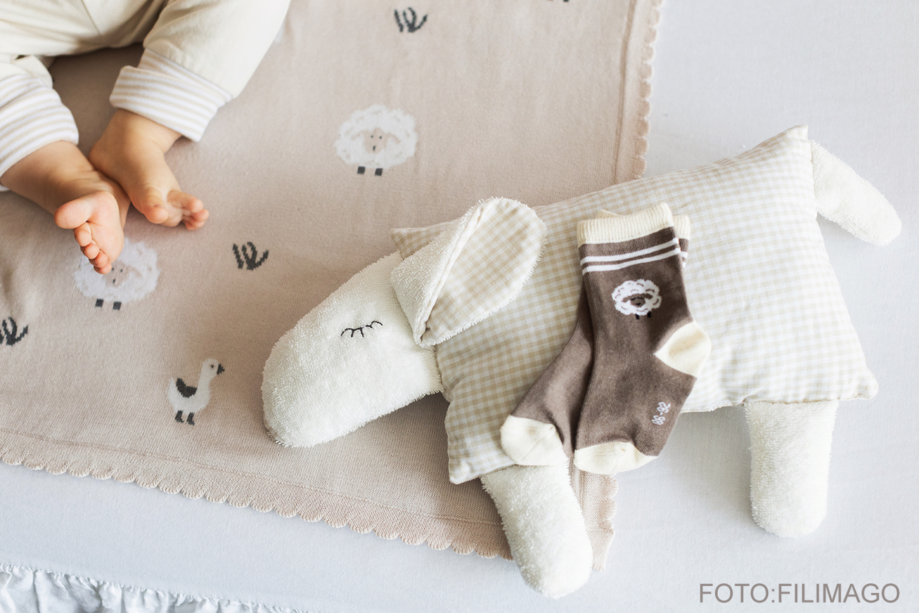 Kuschelkissen Schaf – personalisierbares Babykissen zur Geburt