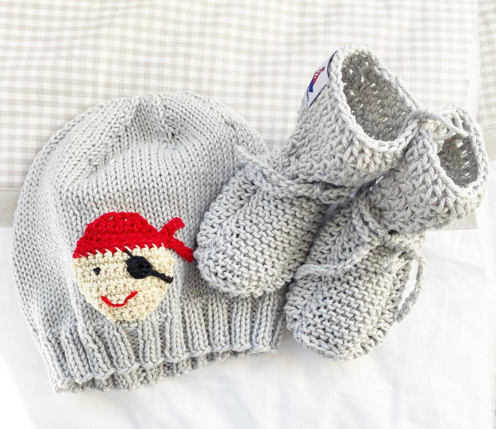 Handgestrickte Mütze und Schuhe mit Pirat,grau