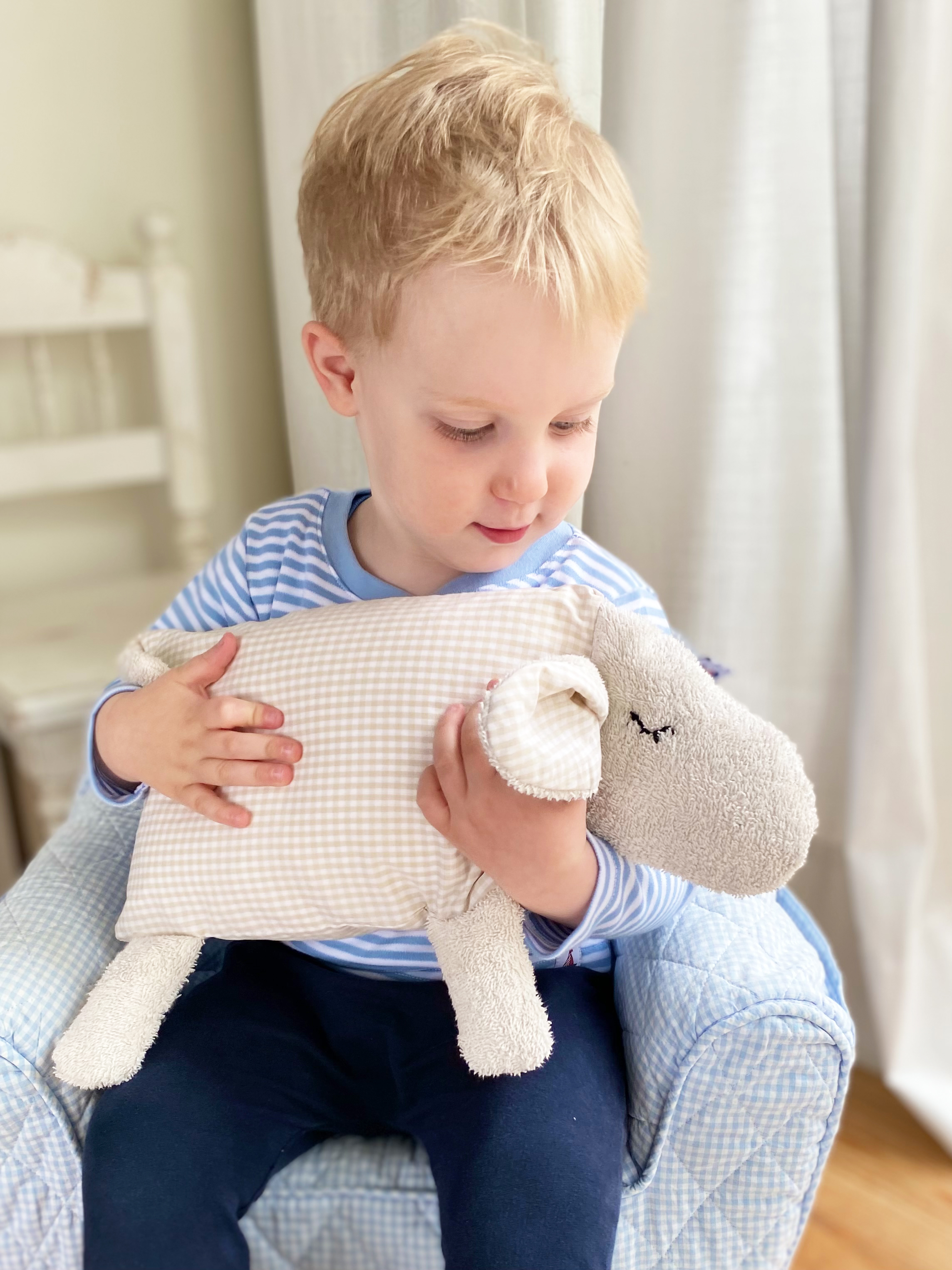 Kuschelkissen Schaf – personalisierbares Babykissen zur Geburt