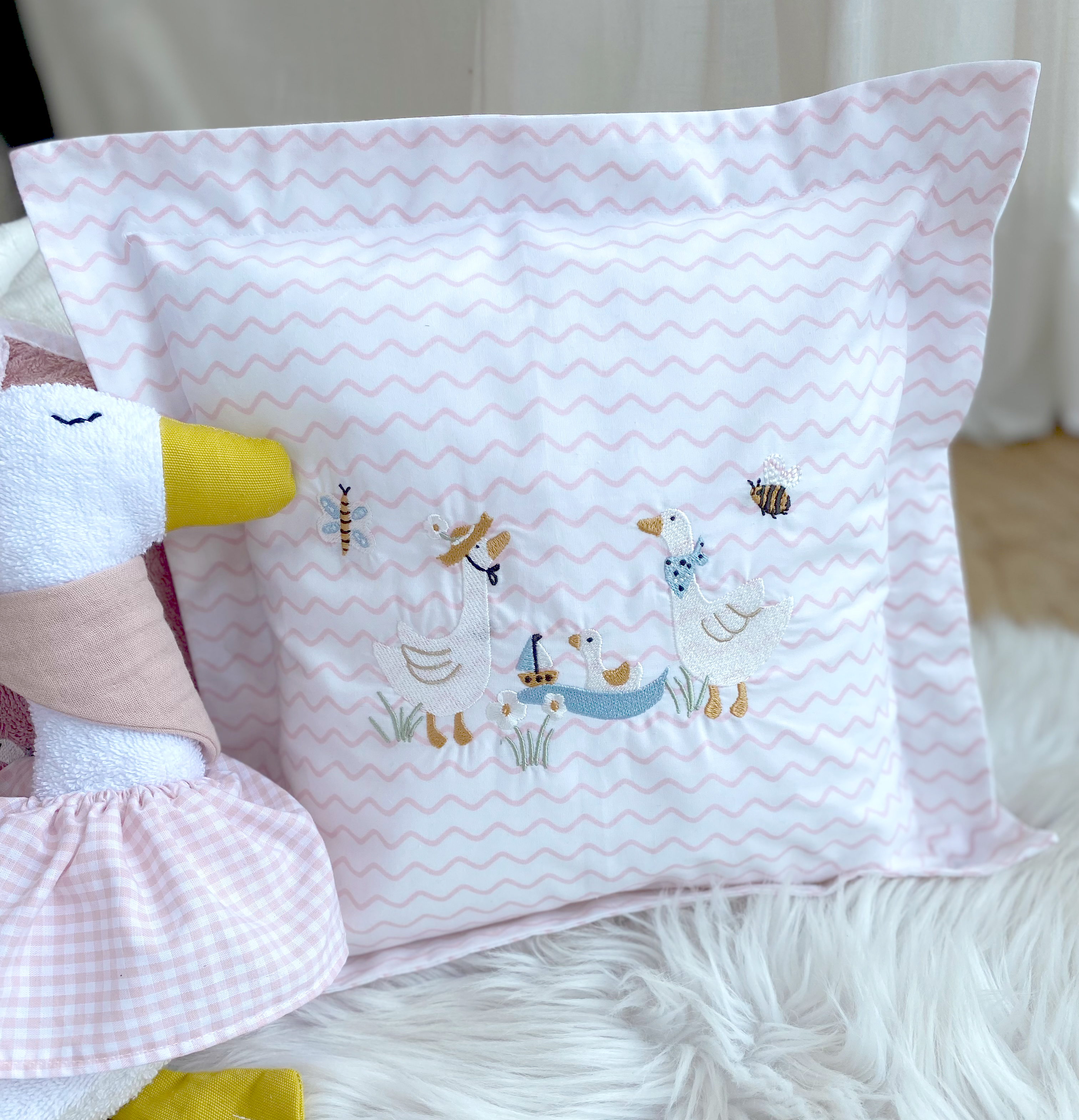 Geschenk zur Geburt Mädchen | 2-teiliges Gänse-Set mit Kuschelgans & Kinderkissen | Hansekind
