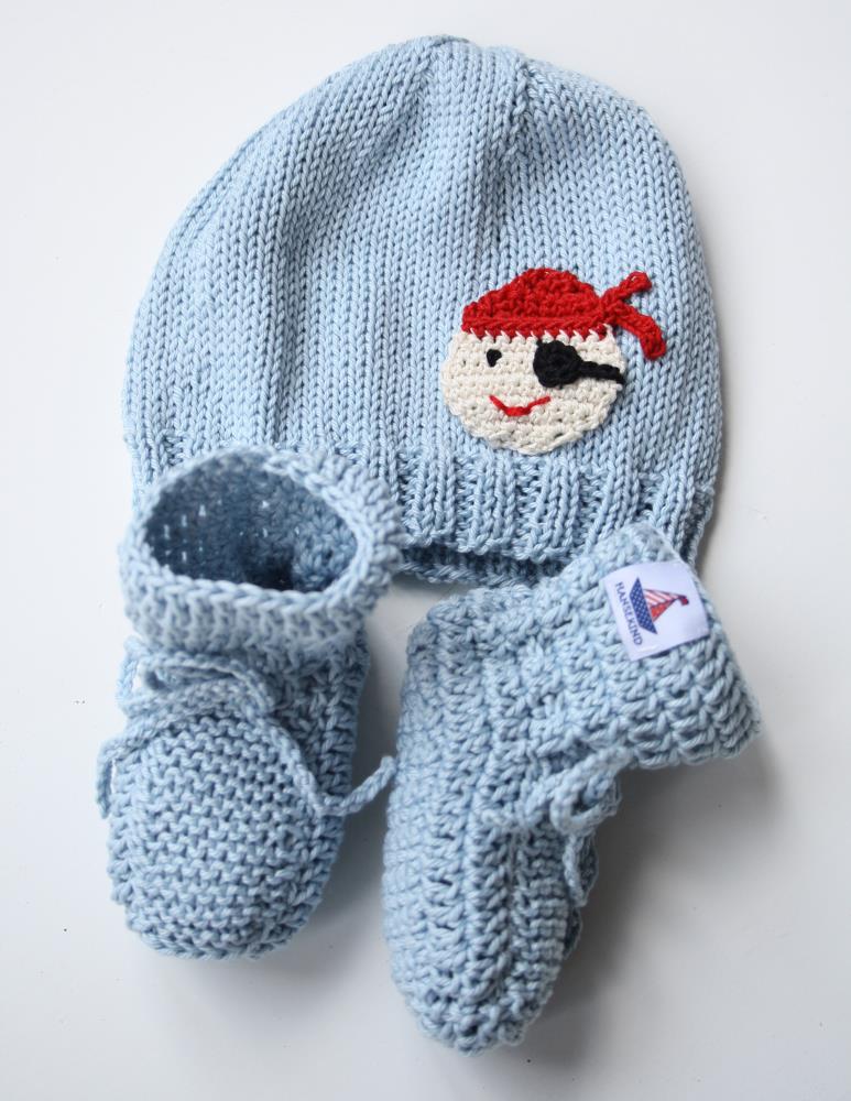 Handgestrickte Mütze und Schuhe mit Pirat hellblau