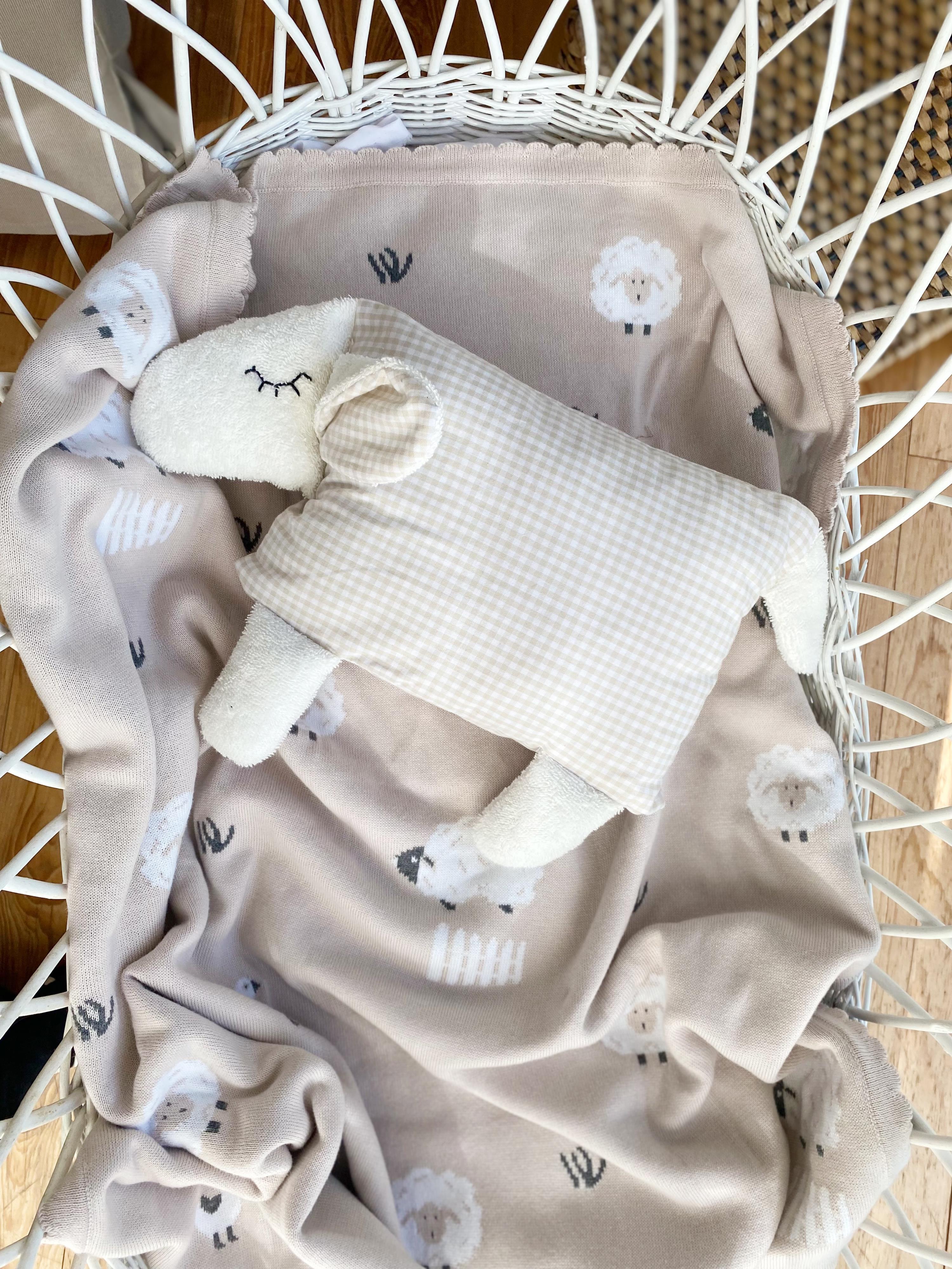 Kuschelkissen Schaf – personalisierbares Babykissen zur Geburt